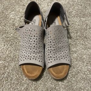 Euro Soft heeled sandal by Sofft